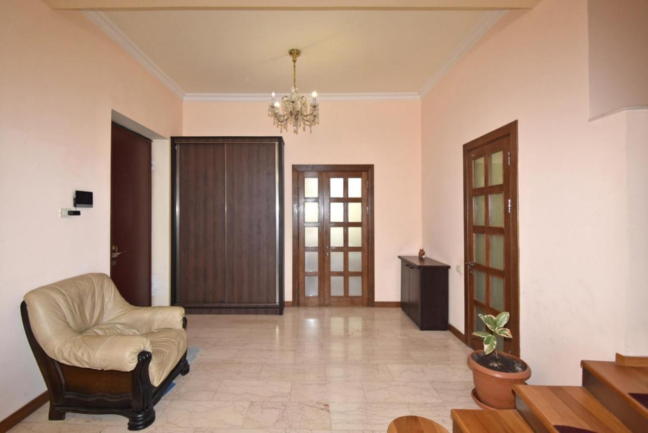 Homestay At City Center Erévan Extérieur photo